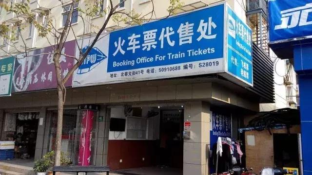 火车沿途风景绝美,火车靠窗的沿途的风景