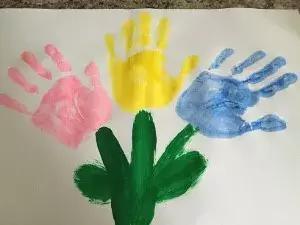 玩英语|HandprintFlowersCraft手印画——彩色小花
