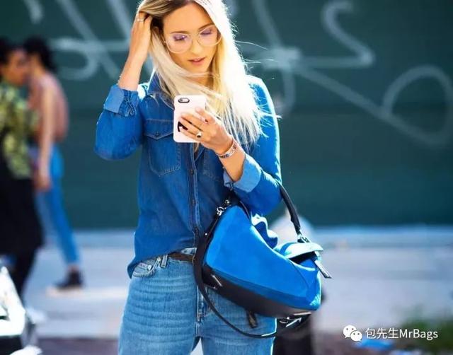背lv包包的女孩视频,年轻女孩背lv是不是老气