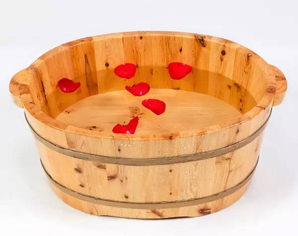 腿上皮肤干燥起皮屑用什么护肤品,腿上皮肤干燥掉皮屑怎么回事