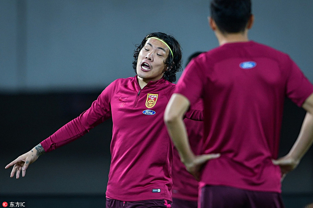 国足王大雷出场观众,王大雷手抛球吓坏里皮