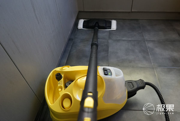 地板上粘东西了怎么弄掉,地板上粘了水泥怎么办