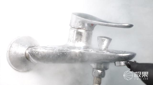 地板上粘东西了怎么弄掉,地板上粘了水泥怎么办