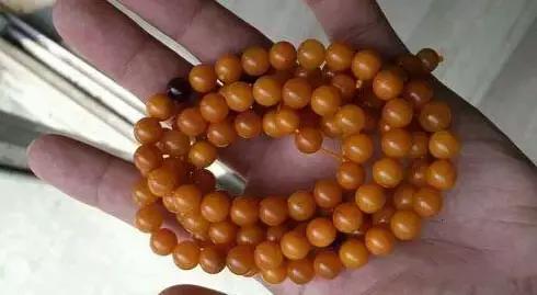 藏区老蜜蜡极品鸡油黄,鸡油老蜜蜡用紫光灯打是什么颜色