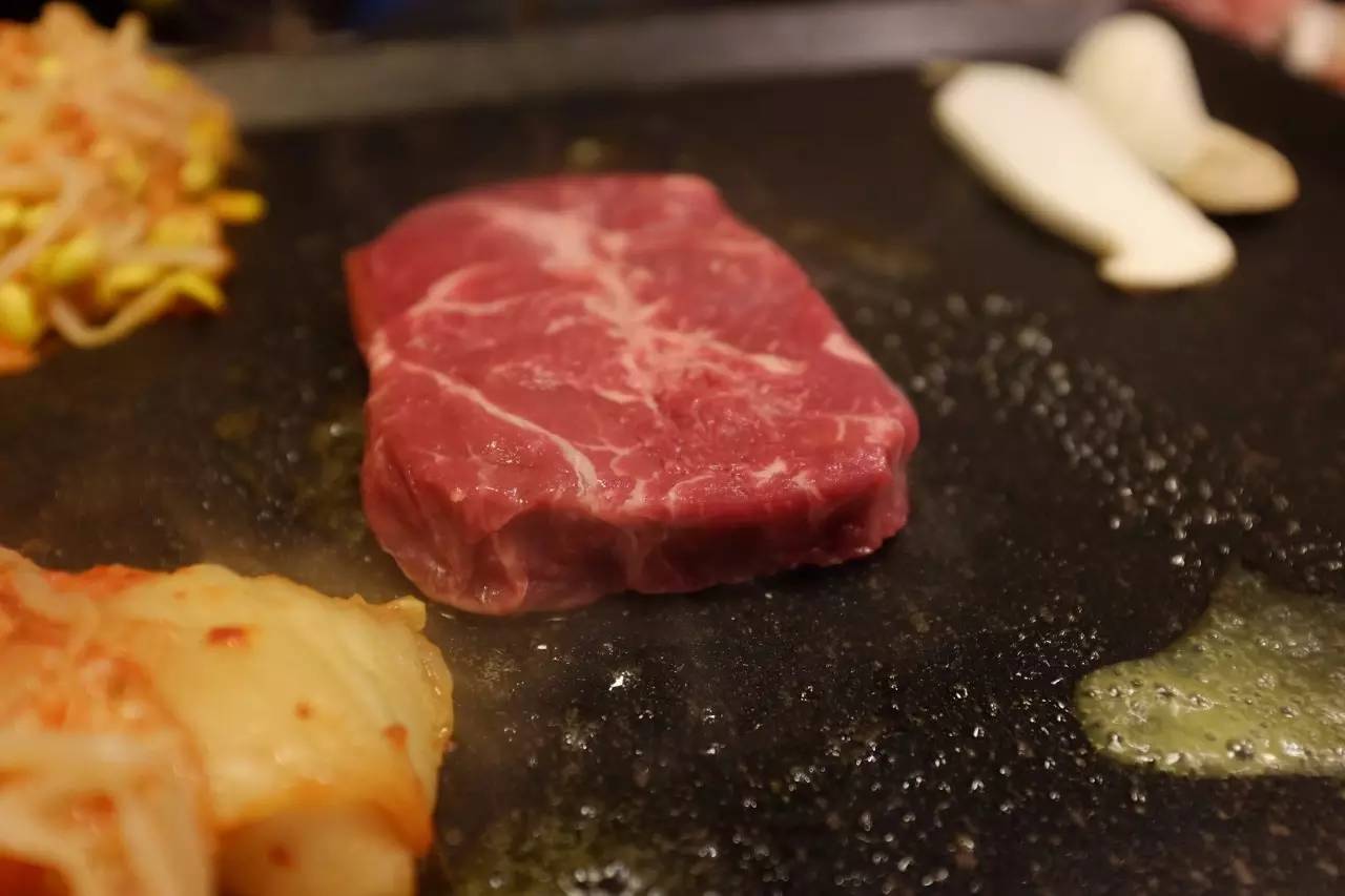 韩国街拍高清时装秀,韩国时装周街拍情侣