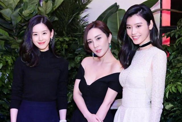 刘强东奶茶妹妹同框视频,刘强东奶茶妹妹同框照片