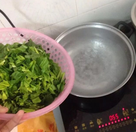 宝宝面条自己做蝴蝶面,一岁宝宝自制蝴蝶面做法