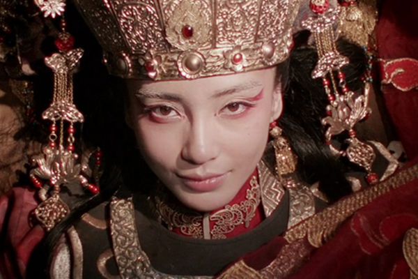 侠盗盗走瑰宝，被妙龄女子追杀走上绝境，再次醒来穿喜袍躺棺材