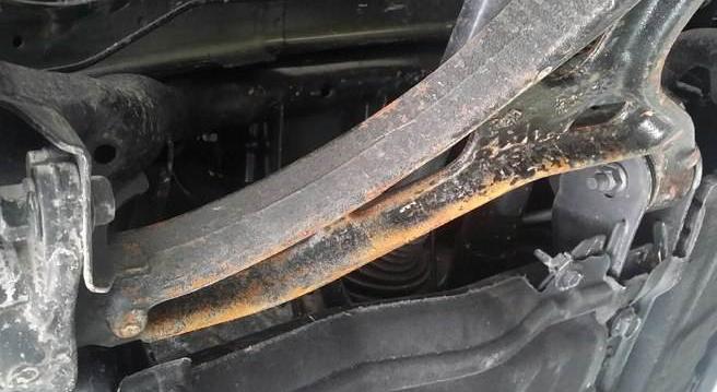 底盘生锈要怎么处理再喷装甲,底盘有点生锈还有必要做装甲吗