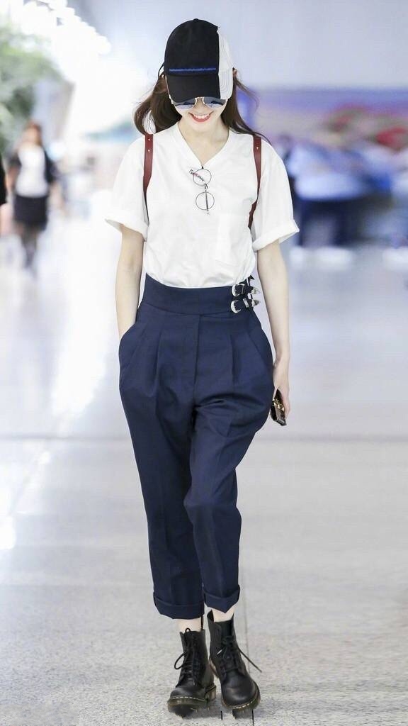 唐嫣穿的小直筒裤,唐嫣穿的铅笔破洞裤很流行