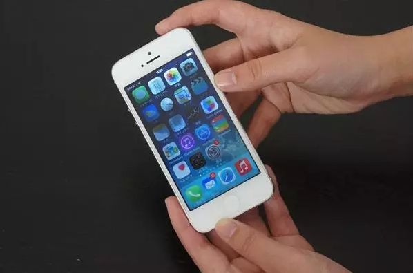 手机掉水里能正常使用就没事了吧,手机掉水里有什么保护措施