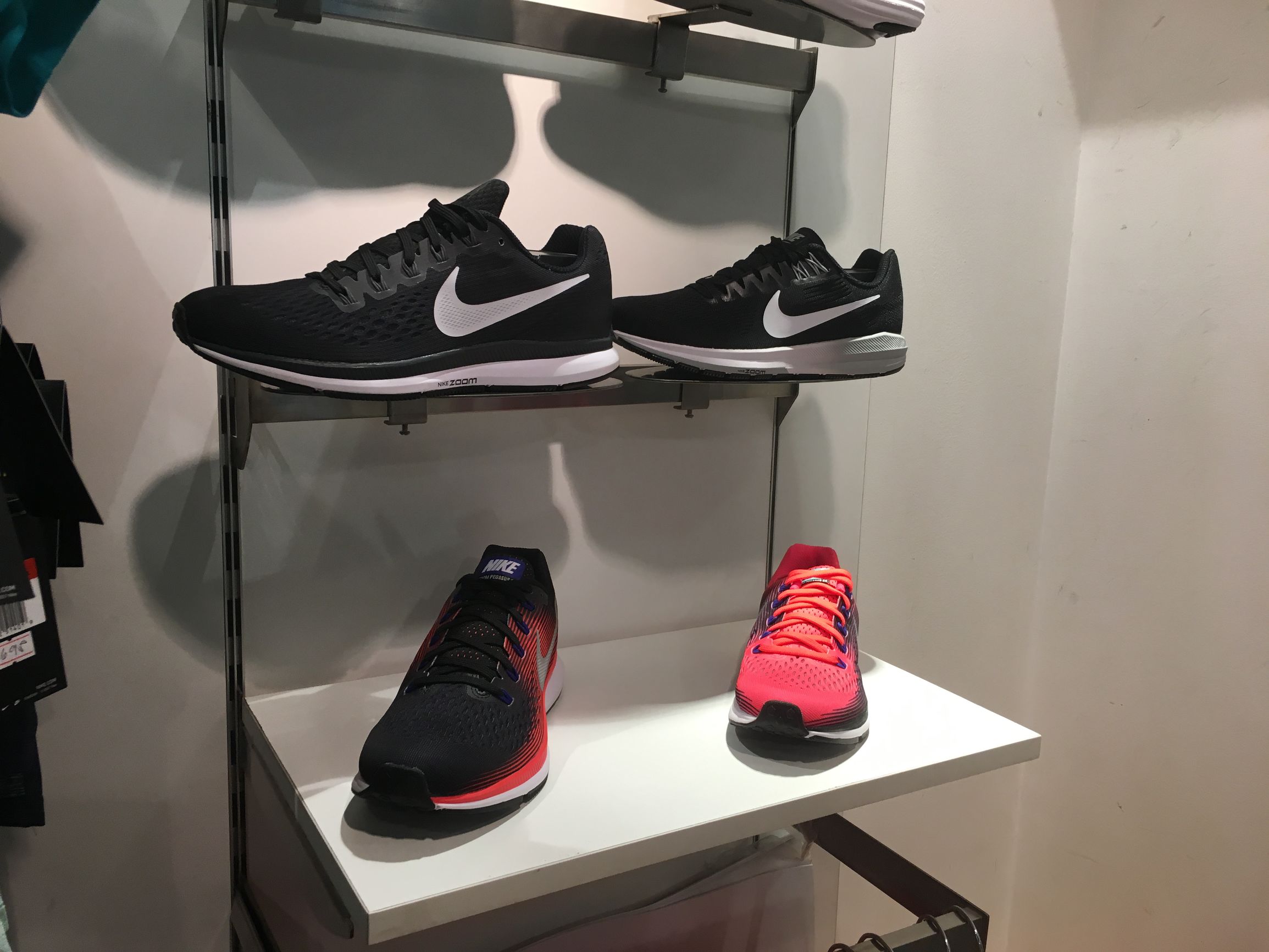 跑步也是门生意，这家门可罗雀的跑步用品店就能做到月入10万