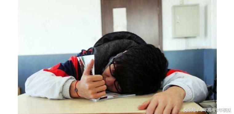 睡眠少怎么上课不困,上课犯困掐哪里能清醒