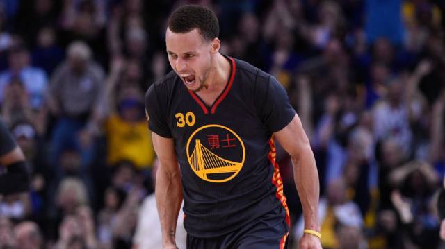 库里的进攻招式之一:把后撤步变成“小碎步”用来欺骗防守人!