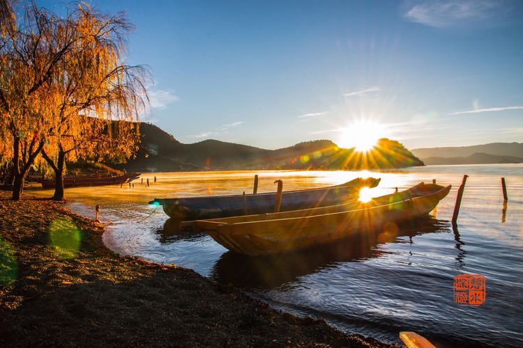 泸沽湖洗涤心灵的纯净之地,泸沽湖迷人的倒影
