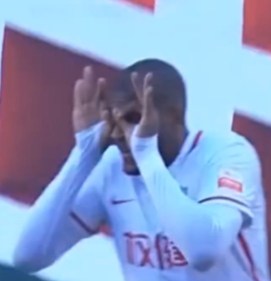 拉维奇第二次丢点球,拉维奇凌空打门