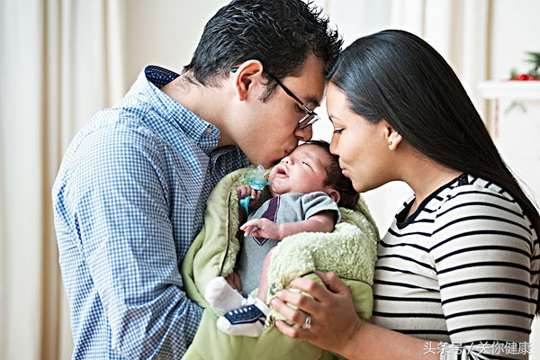 亲吻婴儿想示爱,但嘴里的病毒却给宝宝带来意外伤害