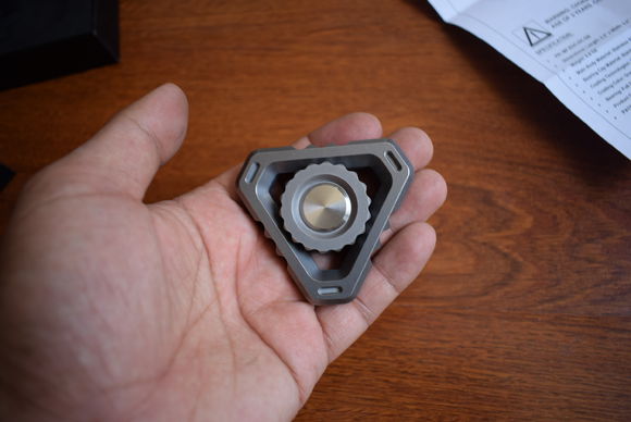 国外枪支配件企业不务正业，用枪支钢材做了一款指尖陀螺