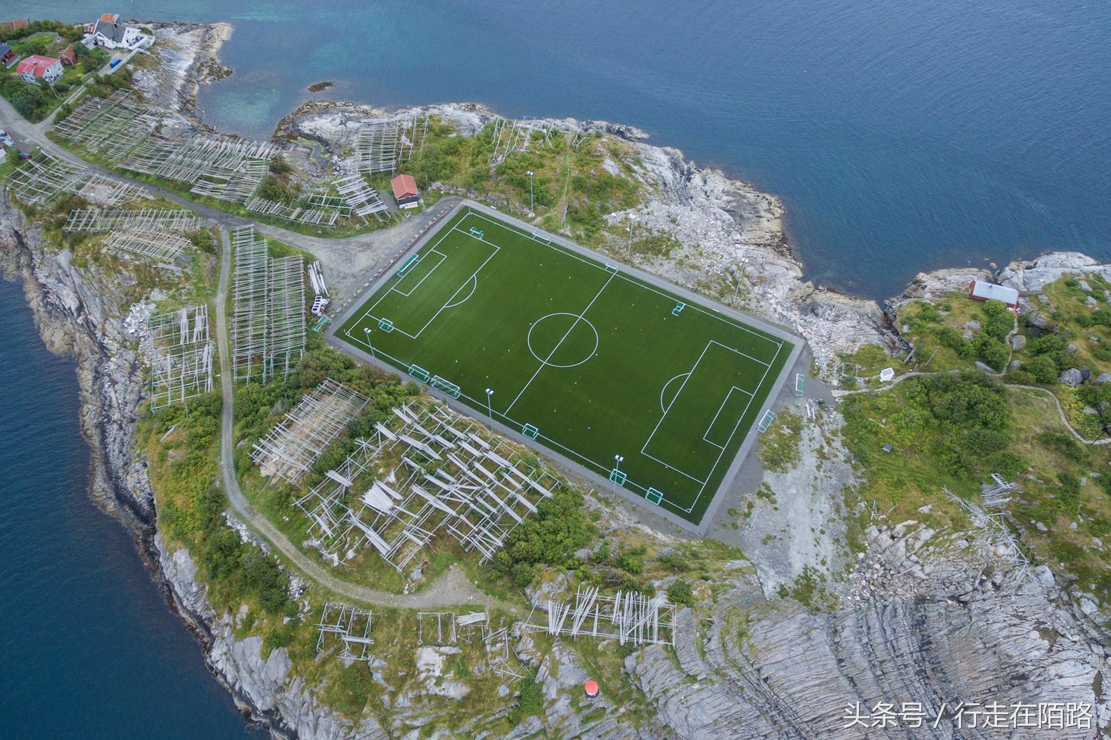 挪威北部罗浮敦群岛足球场,挪威渔民捕鱼