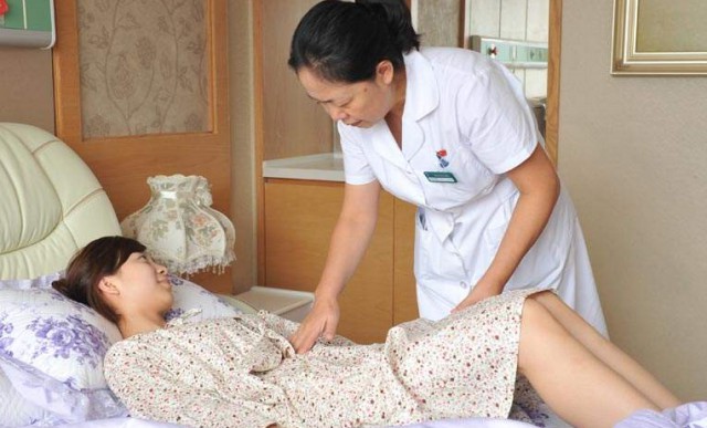 孕妇死活不同意顺产，得知原因后，在场的医生都不好意思了