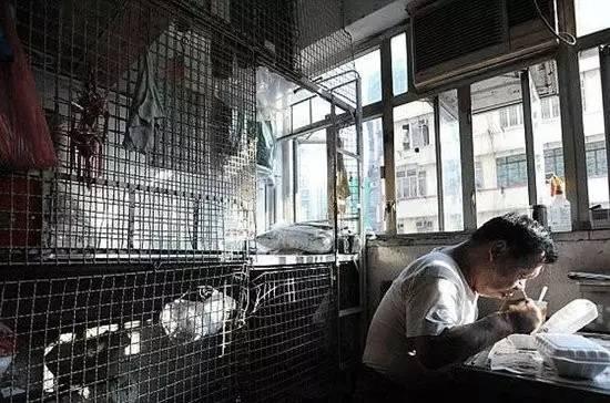 香港棺材房子的真实生活,香港的棺材房是怎么样的