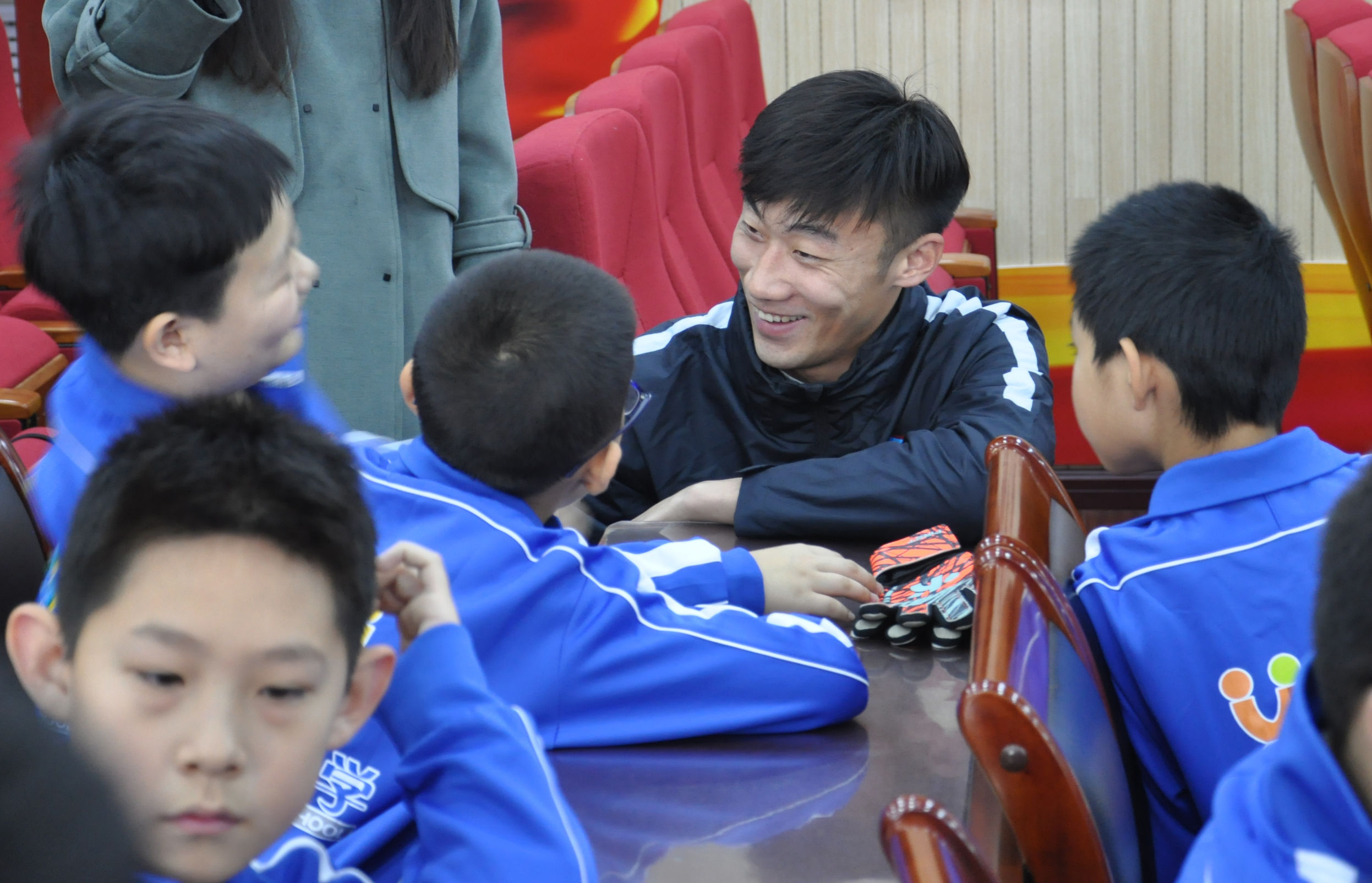 权健队长助力校园足球假期不停歇“一鹭陪伴”走进津门校园