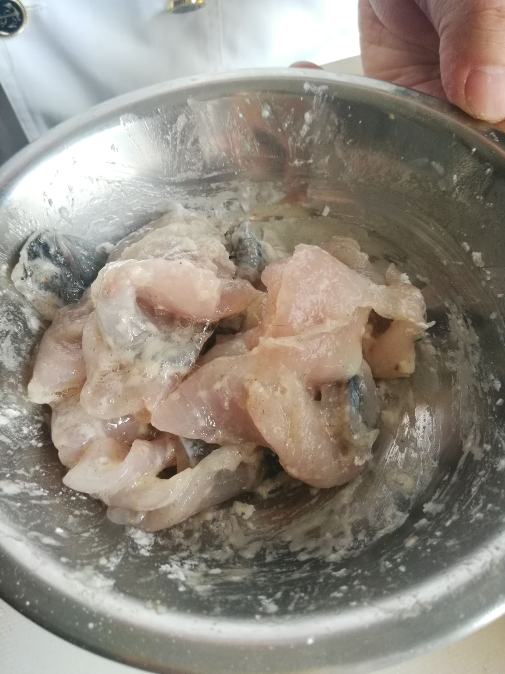 正宗酸菜鲈鱼的做法步骤视频,鲈鱼酸菜水煮鱼片的家常做法