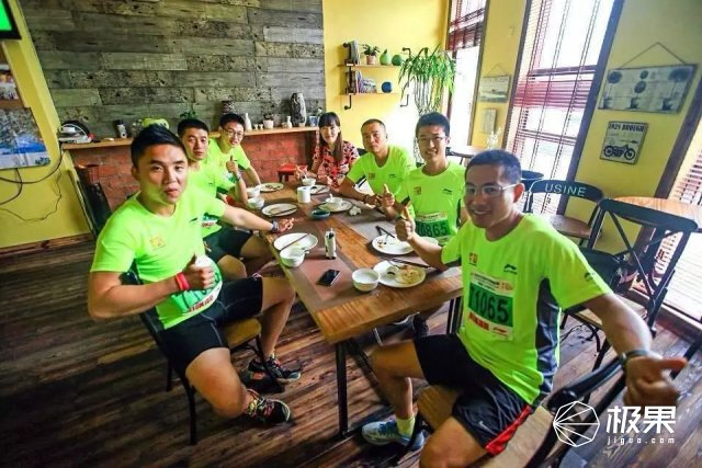 老炮儿在冰上跑的片段,跑半程越野马拉松必备的装备