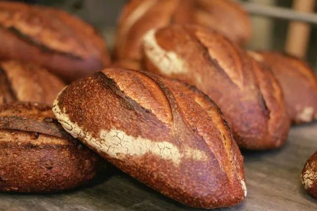 面包烘烤为何会回缩呢,面包的烘烤技巧
