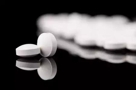 家里的过期药该怎么扔,家里过期药可以直接扔掉吗