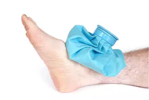 维密秀摔倒事件,维密超模走秀崴脚