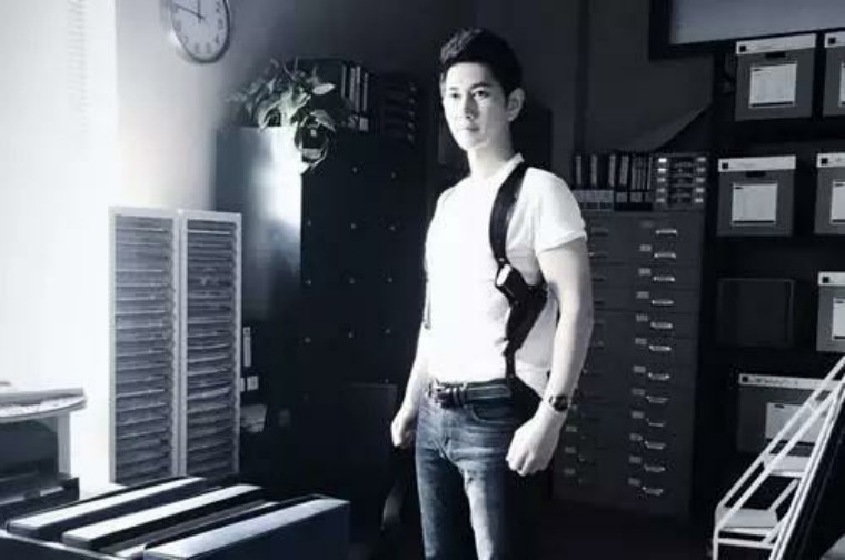 “楷模警长”何明翰上演制服诱惑,魅力值爆表!