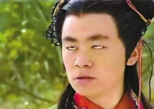 晨看*疆新**｜小伙踩警车晒照被拘；这个官员受贿2千余万获刑12年