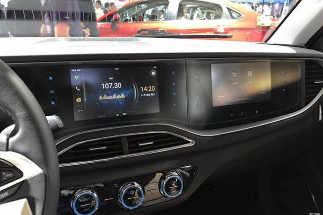 这车5块液晶屏,自动泊车,续航200公里,8万送妹子对你死心塌地