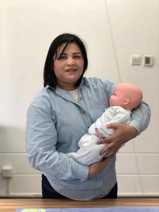 换尿不湿的奶爸,换尿布的奶爸