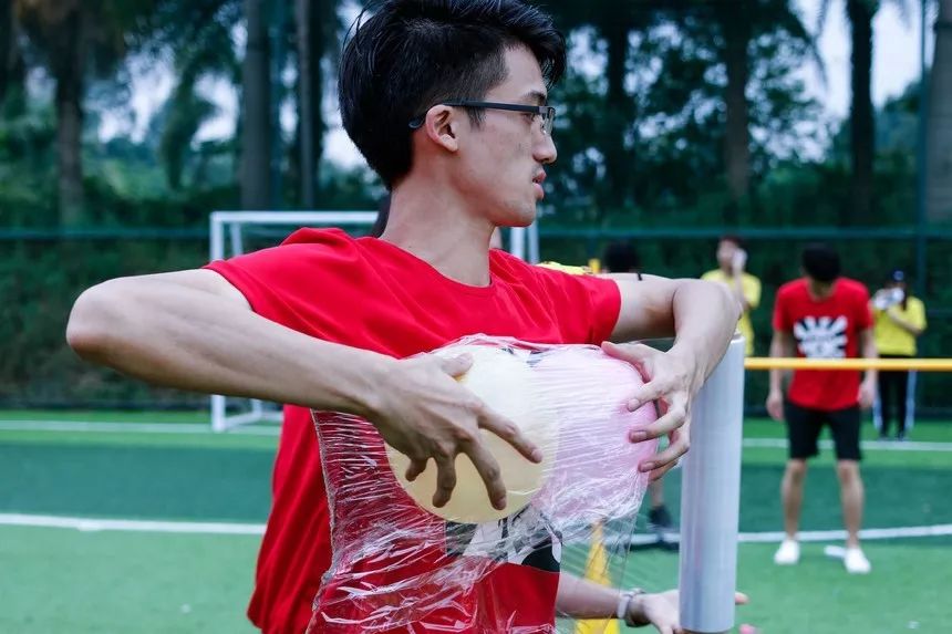 这运动会有毒！穿别人裤裆还很开心