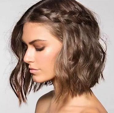 适合40-50岁圆脸中长发发型,适合圆脸微胖女生发型中长卷发