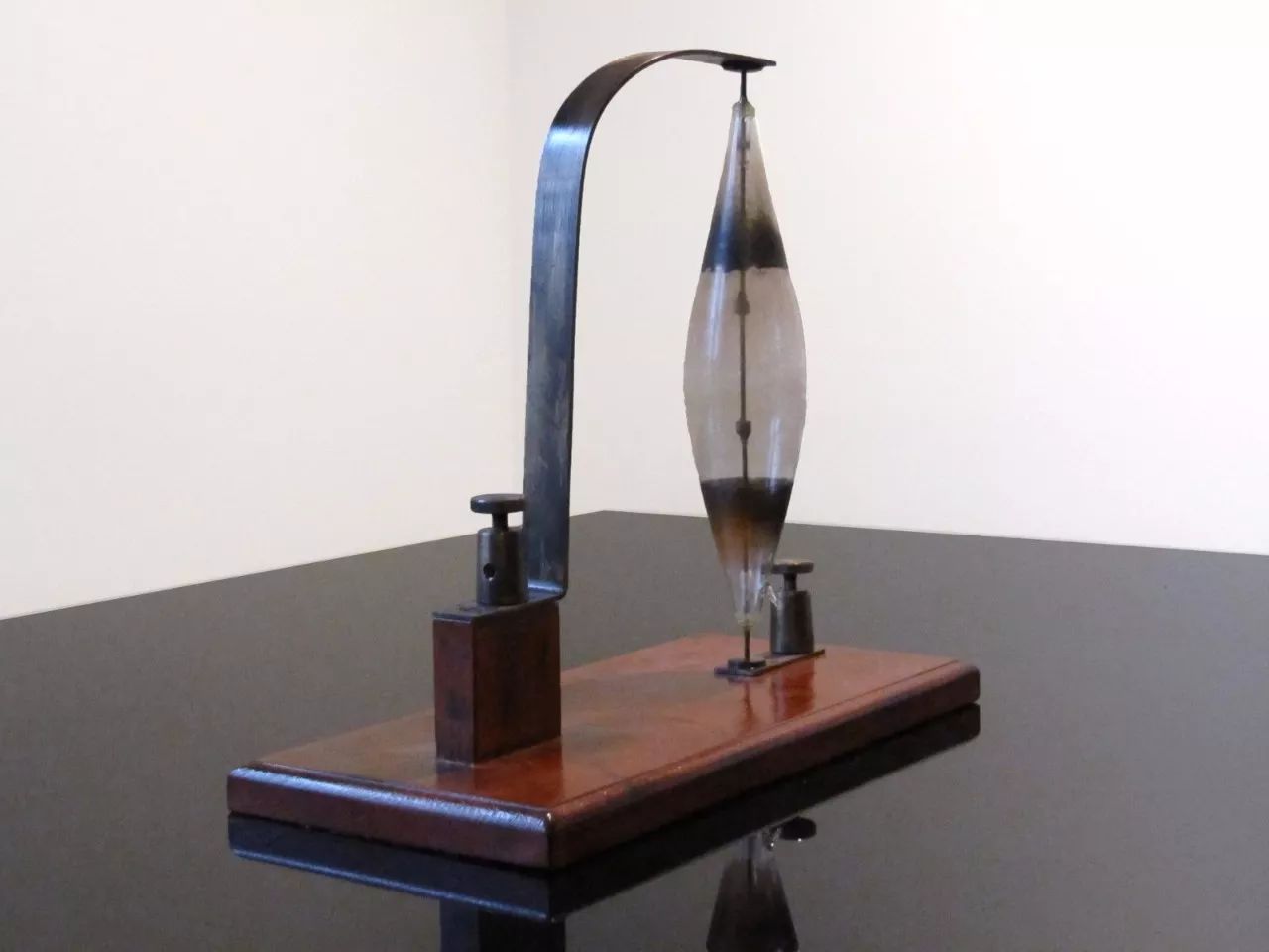 爱迪生发明电灯的时遇到什么困难,爱迪生是发明电灯还是改良了电灯