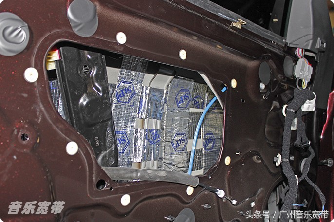 捷豹xj门板异响,捷豹xj门板喇叭发出滴滴声音