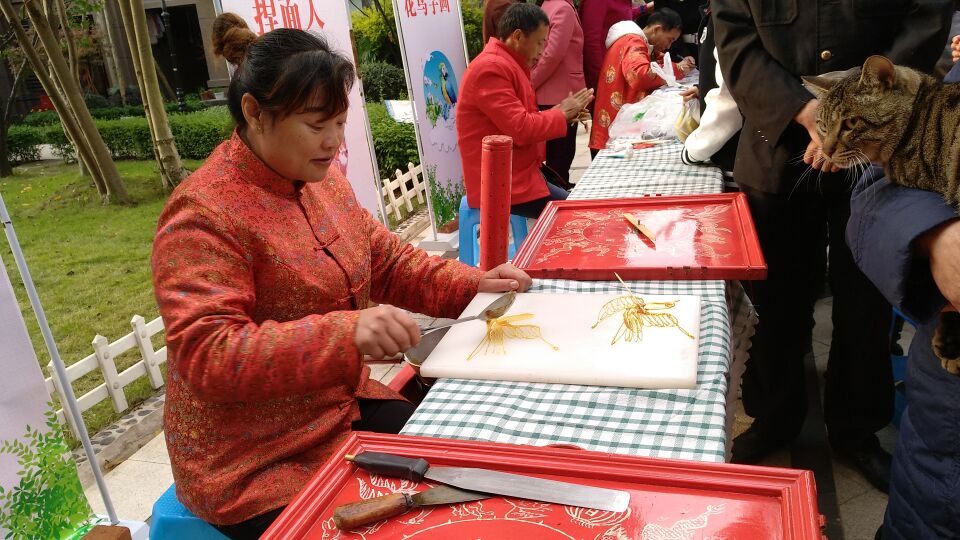 传统的糖画手艺小朋友们超喜欢,又好看又好吃的糖画