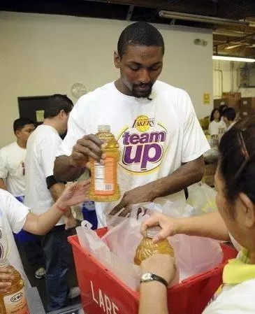 撞断别人两根肋骨,罗德曼和乔丹打过几次总决赛