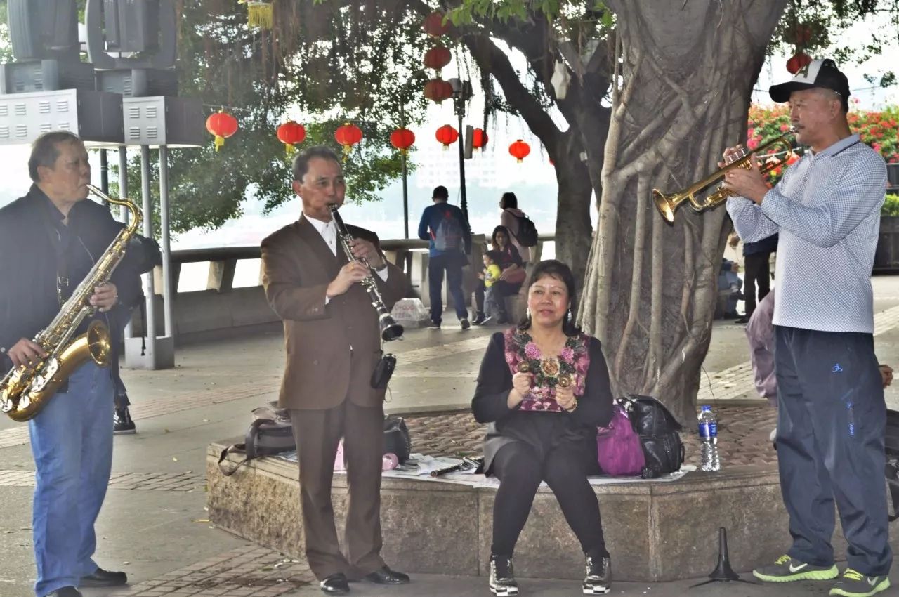 越秀｜情迷萨克斯：这个“无与伦比的风流乐器”是他最长情的伴侣