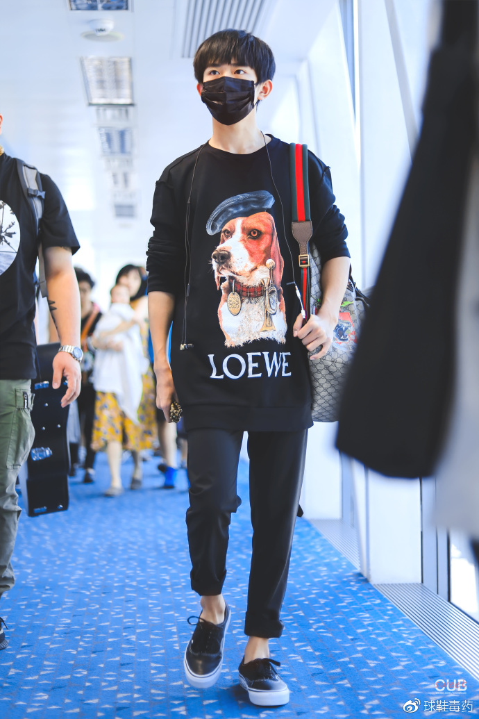 易烊千玺的生日礼物18岁,易烊千玺代言的adidas新款