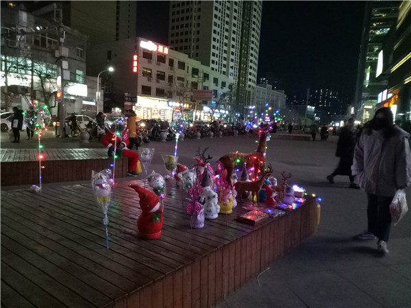 “网红气球”半月火遍石家庄街头，探访：有商家氦气换氢气易爆炸