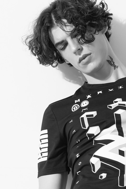 小说：小伙对高奢品牌如数家珍，女总裁怀疑他身份，他：我现查的