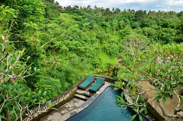 蓝梦岛是巴厘岛的一座离岛，媲美马代的风景，发现不一样的印尼