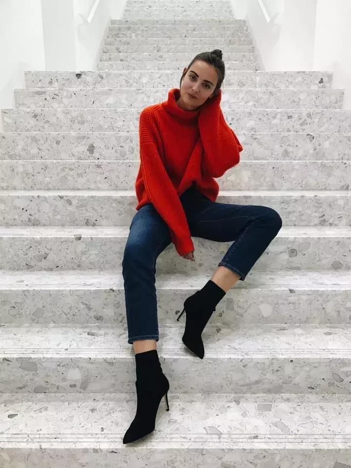 冬天纯色毛衣的高级穿搭,秋冬人手一件的毛衣怎么穿更好看