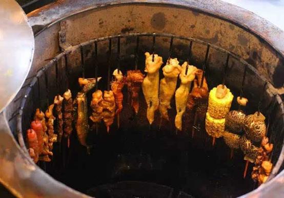 撸串啤酒完美诠释着夏天,撸串喝酒青春不朽