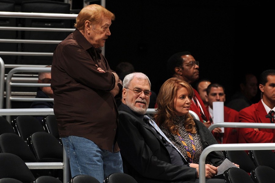 那些年科比单挑詹姆斯,回顾那些年科比的黑肘