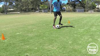 足球多人参与的运球控球训练,足球训练10个基本动作